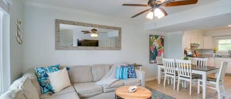 Pensacola Vacation Rental | 2BR | 1.5BA | 900 Sq Ft | Stairs Required
