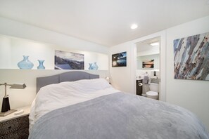 Separate bedroom w/queen size bed & professional photo wall gallery on canvas 