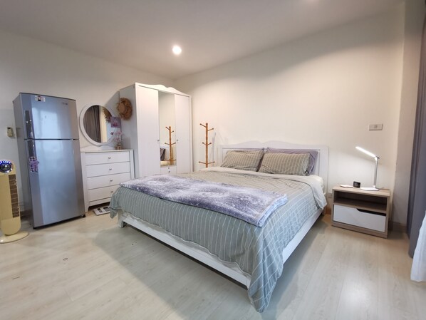 The room is cosy, with everything you need for a happy stay. 