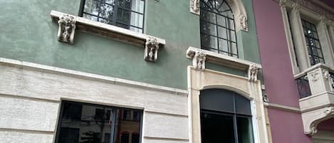 Vista frontal de la propiedad