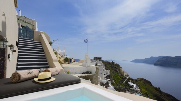 Impressive Santorini Villa | 1  Bedroom | Villa Kohaku | Breathtaking Caldera View and Outdoor Hot Tub | Oia