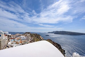 Marvelous Santorini Villa |  2  Bedrooms | Villa Koga | Breathtaking Caldera View and Outdoor Hot Tub | Oia