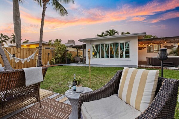 Unwind in a hammock under the palms — your tropical sunset lounge. 🌴🍹