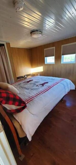 Bedroom 1-Queen Bed