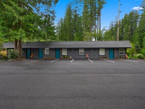 Welcome to Mt Air Motel! Enjoy easy parking and quick access to your cozy room. Your mountain adventure starts here.