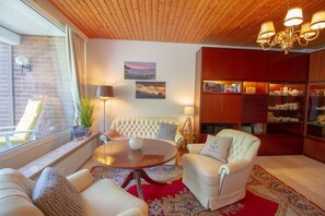 Ostsee Lodge – heller Wohnbereich mit gemütlicher Sitzecke, Ferienwohnung direkt am Strand von Brodau.