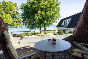 Ostsee Lodge – überdachte Terrasse mit Sitzplatz und Ostseeblick, Ferienwohnung in Brodau.