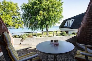 Ostsee Lodge – überdachte Terrasse mit Sitzplatz und Ostseeblick, Ferienwohnung in Brodau.