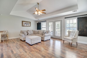 Living Room | Smart TV | Free WiFi | Single-Story Home
