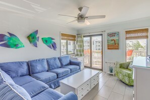 Living Room | Smart TV | Central A/C & Heating | Free WiFi