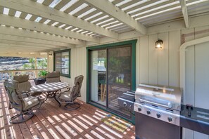 Deck | Outdoor Dining Area | Gas Grill