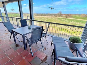 Balkon mit Blick übers Greenfee und die Ostsee