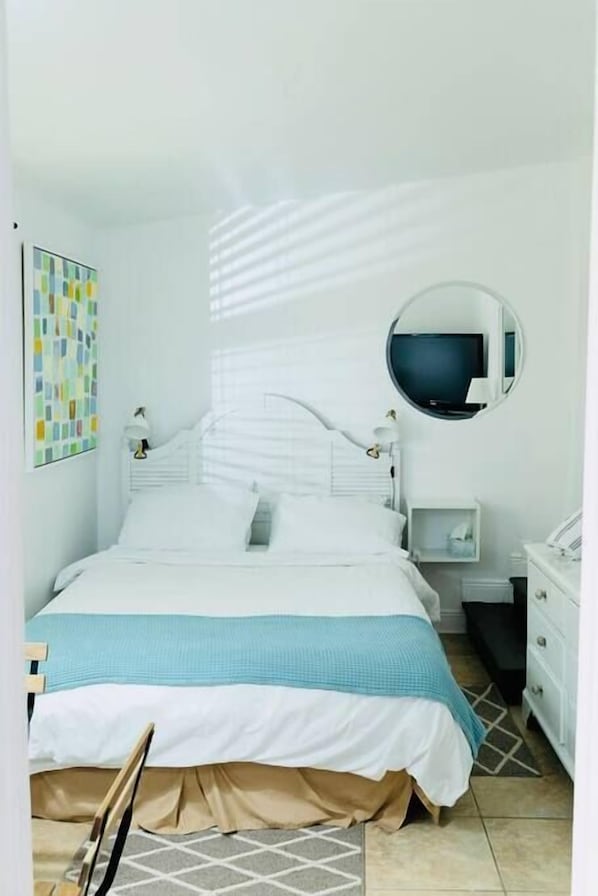 Welcome home! Comfy Full and beautifully decorated.