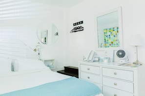 Casita Santorini - stylish guest suite.