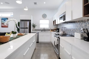 Fully equipped kitchen with high quality granite countertops