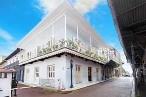 Vistas del edificio desde la calle / view of building street view 