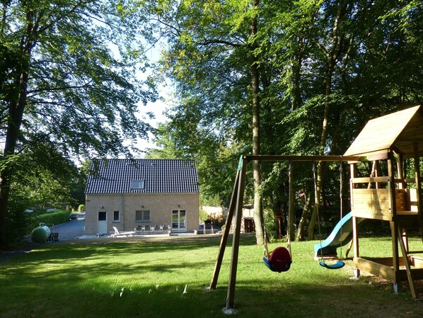 Le grand jardin et la terrasse
