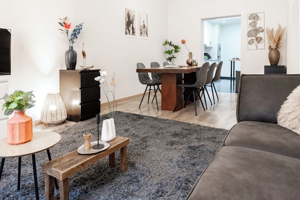 The heart of the home, designed for relaxation and comfort. Geniet van een zelfgemaakte maaltijd in je privé appartement in Antwerpen, vlak bij het centrum.