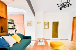 “Not just a living room—it’s also a dreamy sleeping nook.”
➡️ Stay cozy in a one-of-a-kind setting.