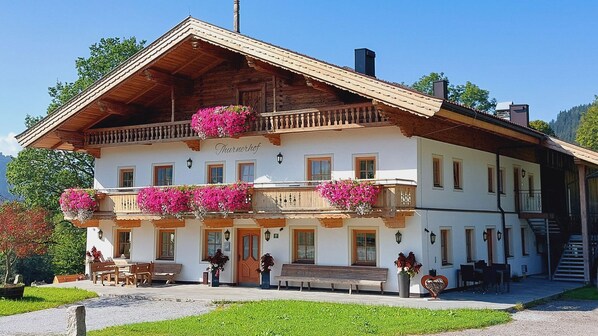 Frontansicht mit Terrasse
