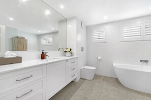 Full Bathroom 2