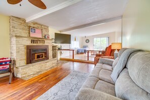 Living Room | Free WiFi | Smart TV | Wood-Burning Fireplace