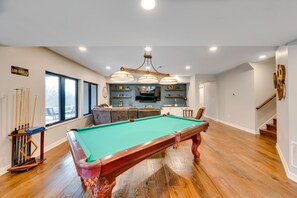 Living Room | Free WiFi | Smart TV | Pool & Poker Tables