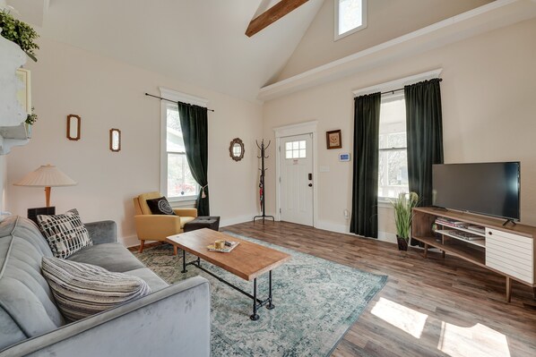 Springfield Vacation Rental | 1BR | 1BA | 904 Sq Ft | Stairs Required