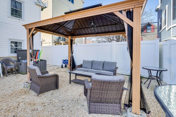 Milford Vacation Rental | 2BR | 1BA | 1,100 Sq Ft | 1 Interior Step Required