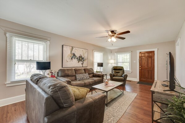 Springfield Vacation Rental | 2BR | 1BA | 1,000 Sq Ft | Stairs Required