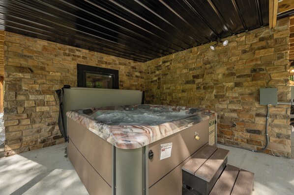 Outdoor spa tub