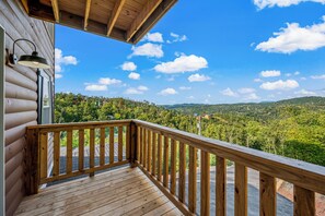 Second floor deck, beautiful view!