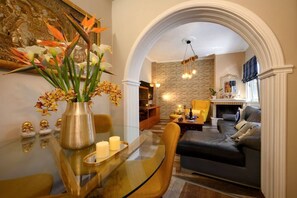 Welcoming Interior Entry – Arched Design Elements
A charming glimpse of the home's entry area, combining tradition and comfort.