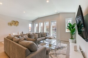 Living Room | Smart TV w/ Cable