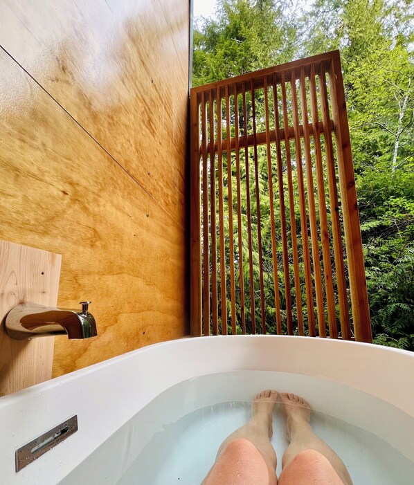 Outdoor spa tub