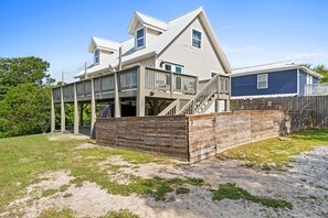 Gorgeous home situated on a cul-de-sac and only a few blocks to the beach.  A golf cart is provided for the short drive to the beach! 