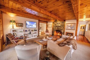 We updated our living room!
Enjoy the new Eastern Pine flooring, comfy new seating for the entire family and watch your favorite movie on the new 65 inch LG OLED TV.
Photo by Chris & Pam Danielle
