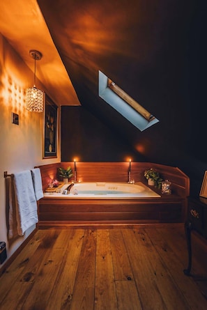 Jacuzzi tub for your after ski enjoyment.
Photo by: Chris Daniele