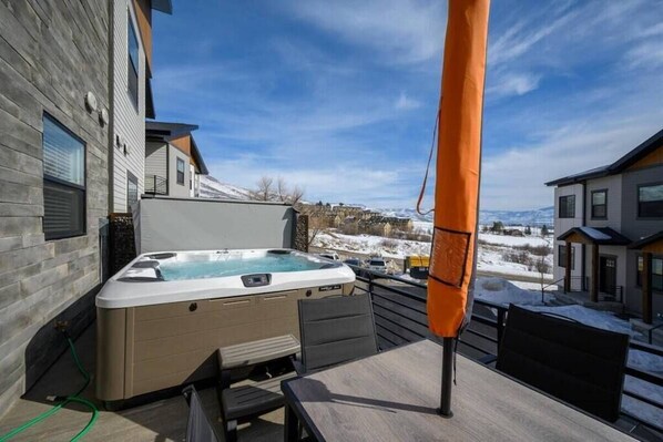 Take a break and relax on the deck, while you enjoy the outdoors and the stunning mountain views!