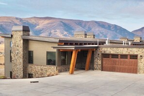 A view of the front of condo, with stunning mountain range in the background.