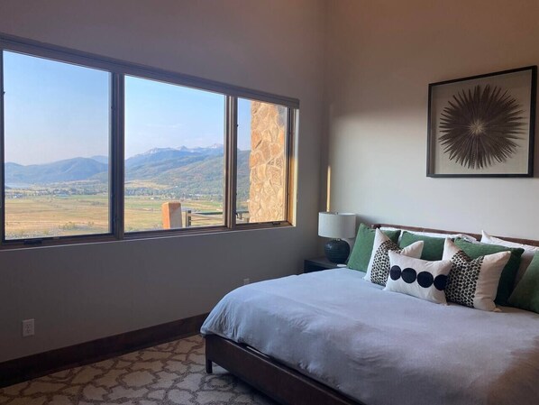 The primary bedroom suite is located on the main level. Enjoy the king-sized bed, ensuite bathroom and the stunning view!  