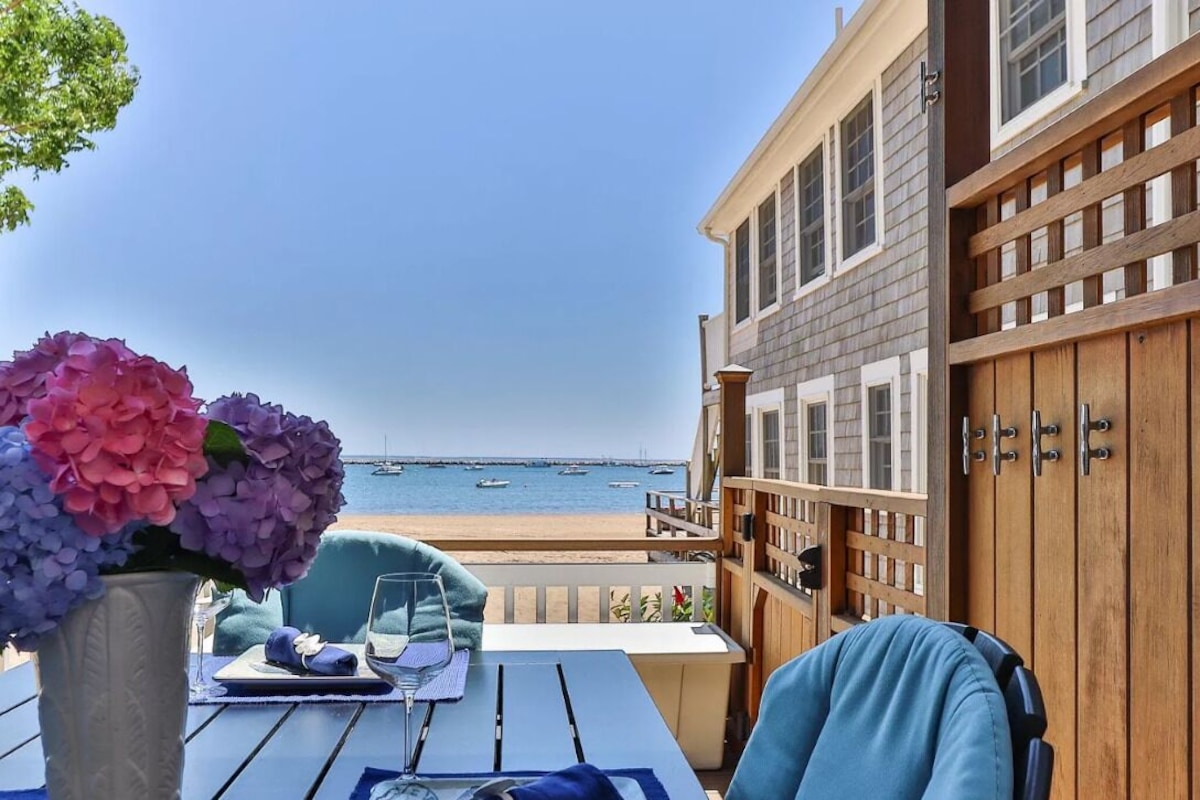 ️‍  Modern Beachfront Escape   Steps from Ferry⛴️ Private Deck   Waterfront