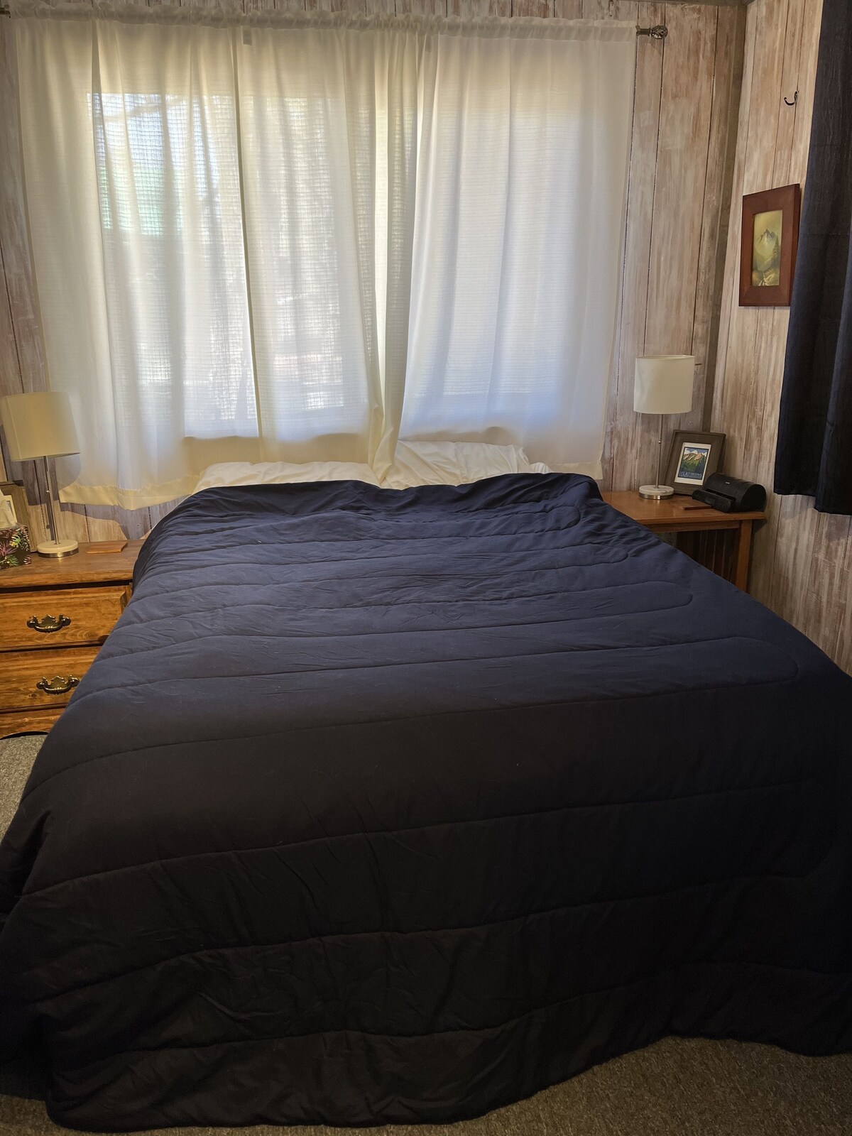Family-friendly cabin overlooking Billy Creek and the Moonridge Trail.