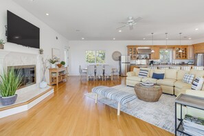 Living Room | Free WiFi | Central Heating & A/C | Smart TV | Main Level