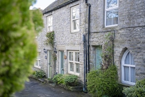 Jenny Wren Cottage, Middleham: Quiet pathway leading to the front of the cottage