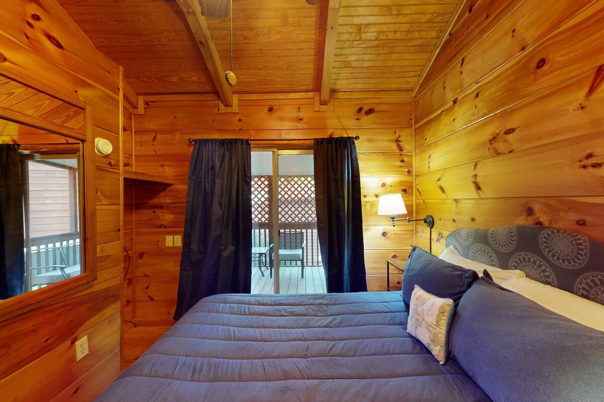 Quaint house with loft, furnished wraparound balcony, central AC, & fast WiFi