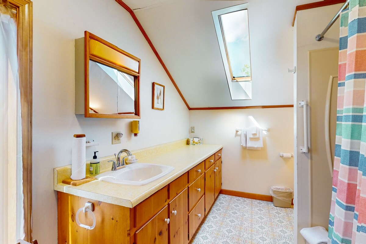 Waterfront stay with scenic deck, grill, smart TVs, shore access – dog-friendly
