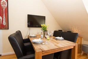 Schöner Essplatz im Wohnbereich der Wohnung 4 des Haus Strandperle im Süderwung 16, in Wenningstedt...