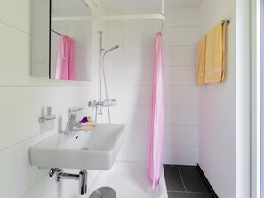 Mirror, Tap, Plumbing Fixture, Sink, Bathroom Sink, Property, Purple, Bathroom, Interior Design