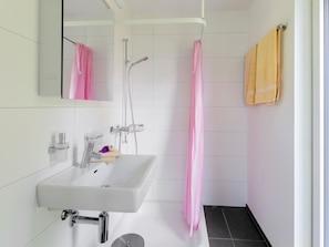 Mirror, Tap, Plumbing Fixture, Sink, Bathroom Sink, Property, Purple, Bathroom, Interior Design